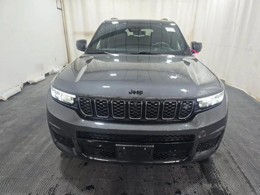 Used 2023 Metallic Jeep Summit image 3