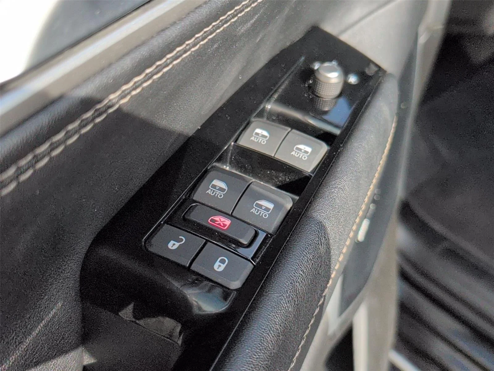 Used 2024 Diamond Black Crystal Pearlcoat Jeep Series III image 15