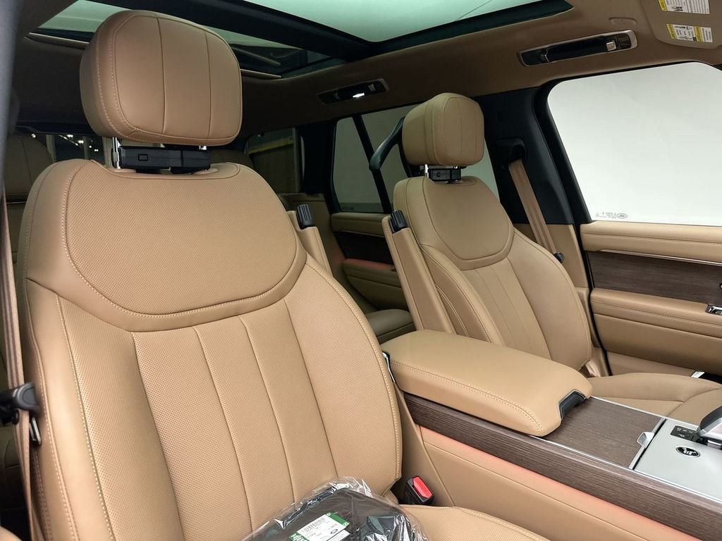 New 2026 Belgravia Green Land Rover SE image 6