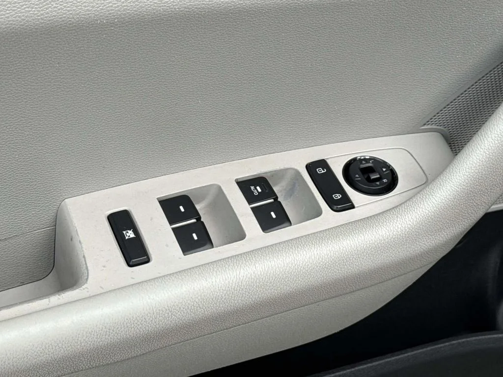 Used 2015 Silver Hyundai SE image 28