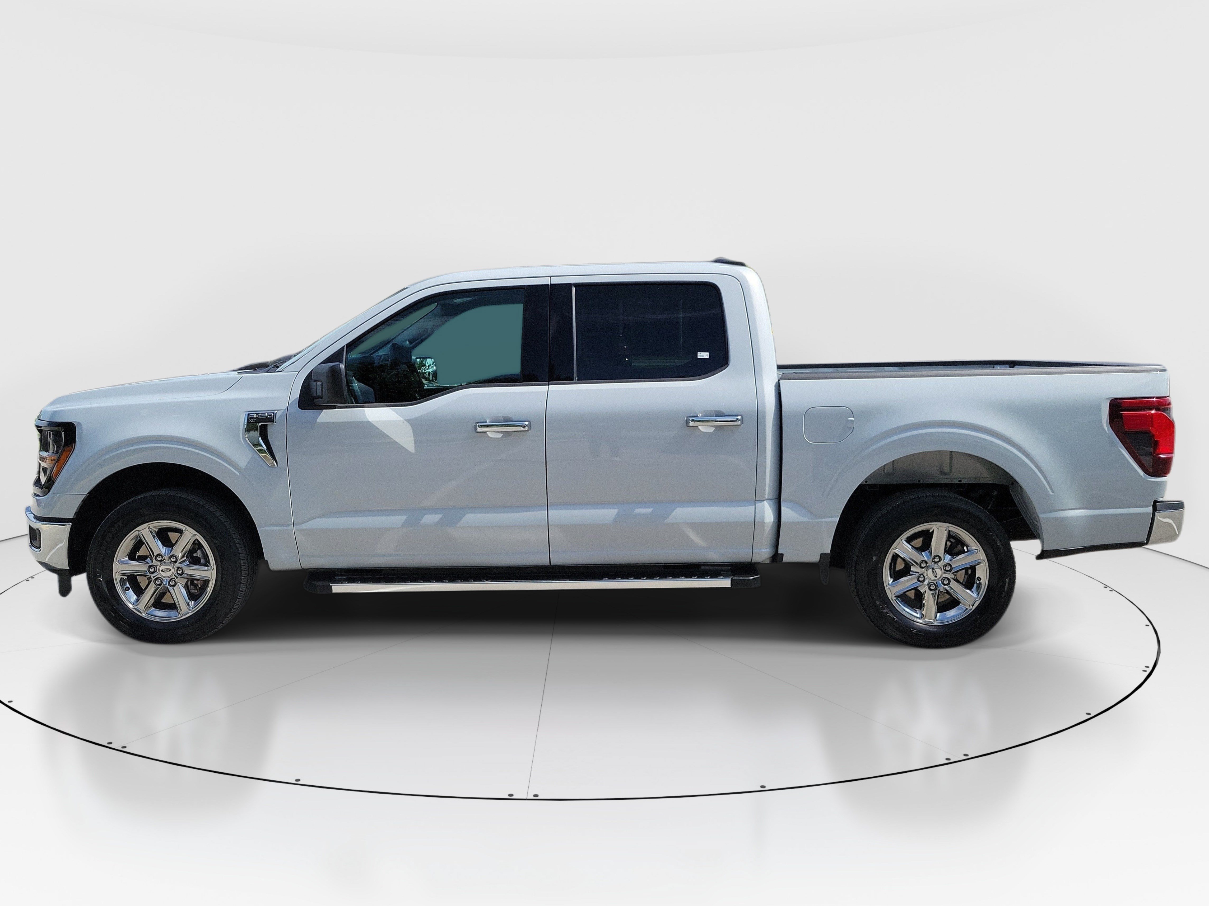 Used 2025 Agate Black Metallic Ford XLT image 4