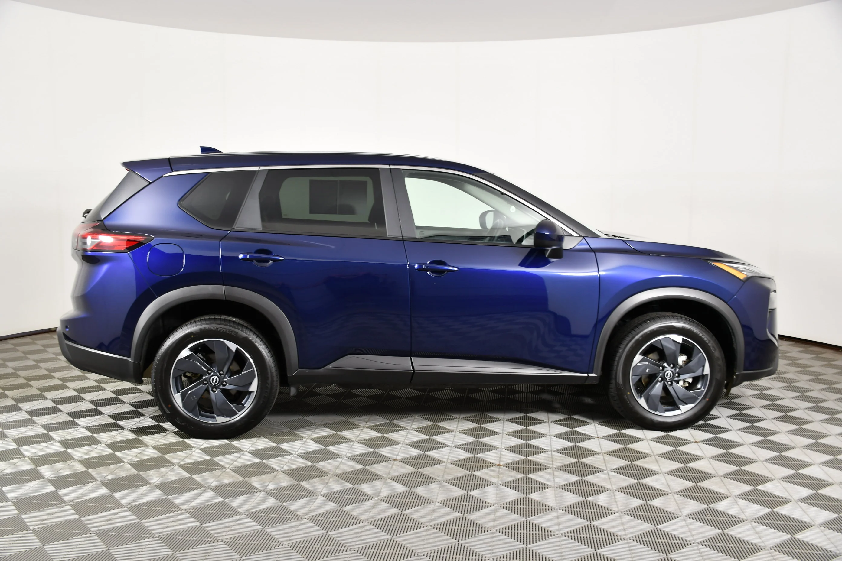 Used 2025 Deep Ocean Blue Pearl Nissan SV image 5