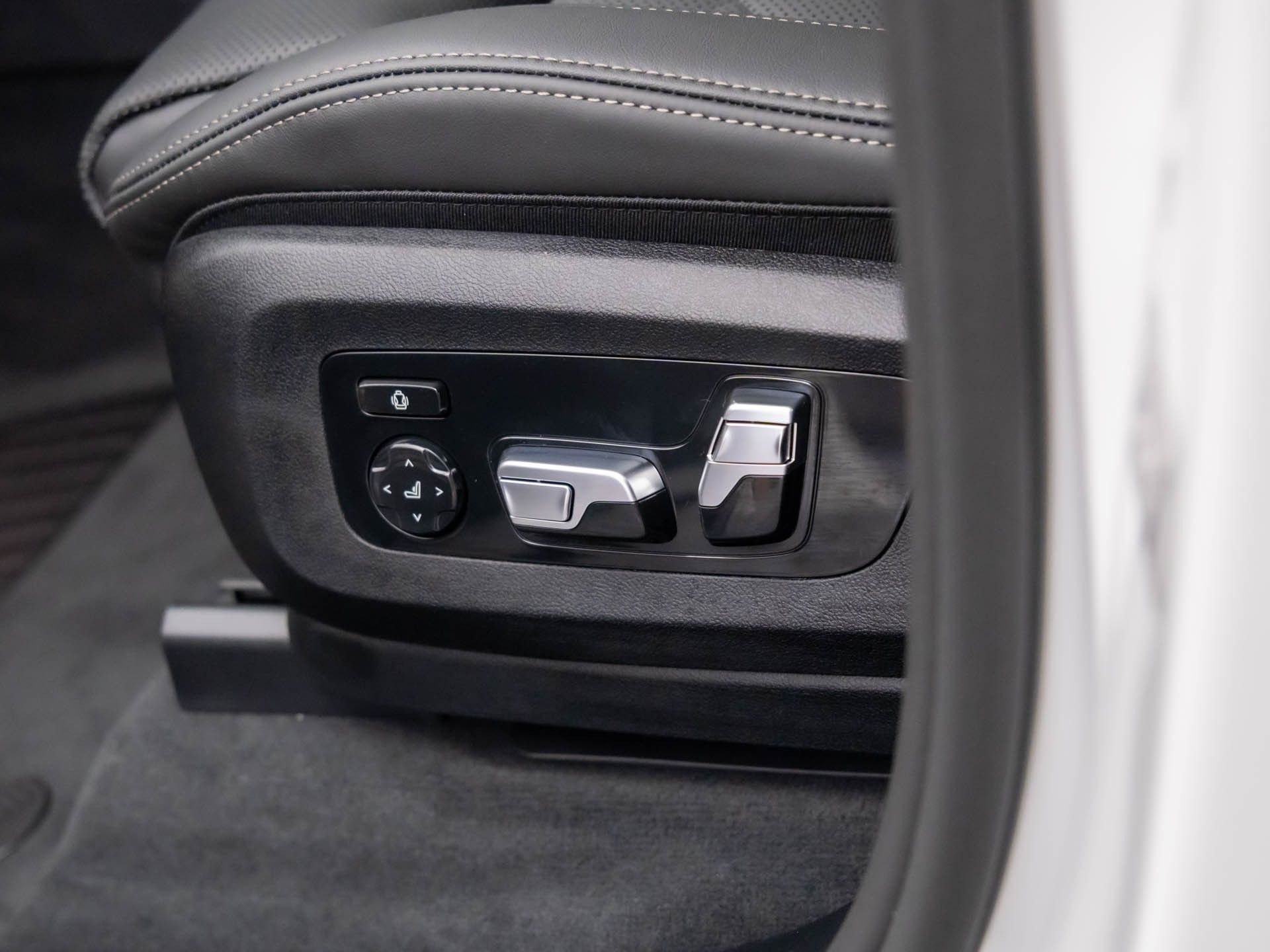 New 2026 Mineral White Metallic BMW xDrive40i image 14