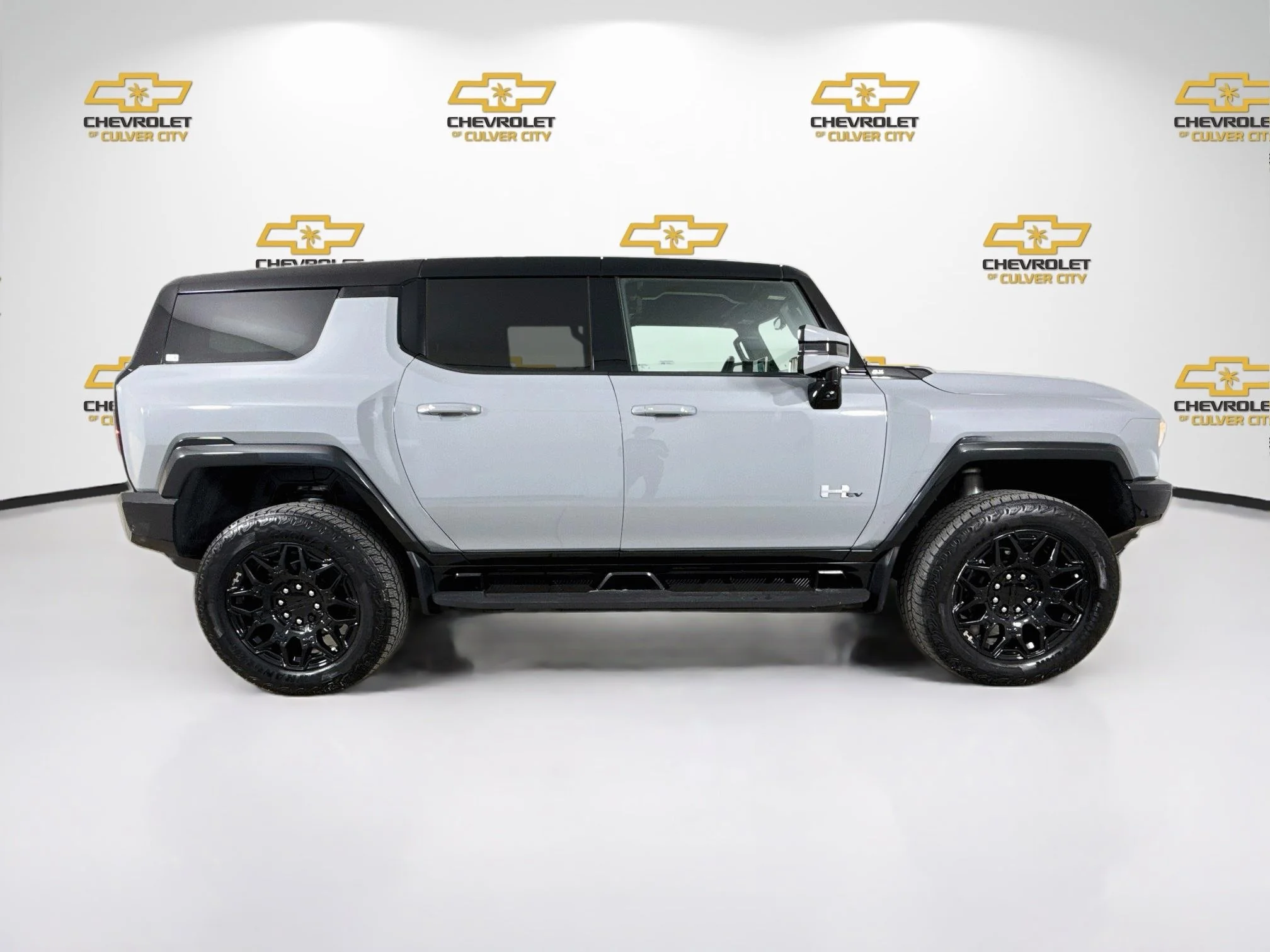 Used 2025 Meteorite Metallic (Grey) GMC 2X image 9