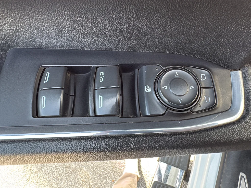 Used 2025 Summit White Chevrolet  image 33