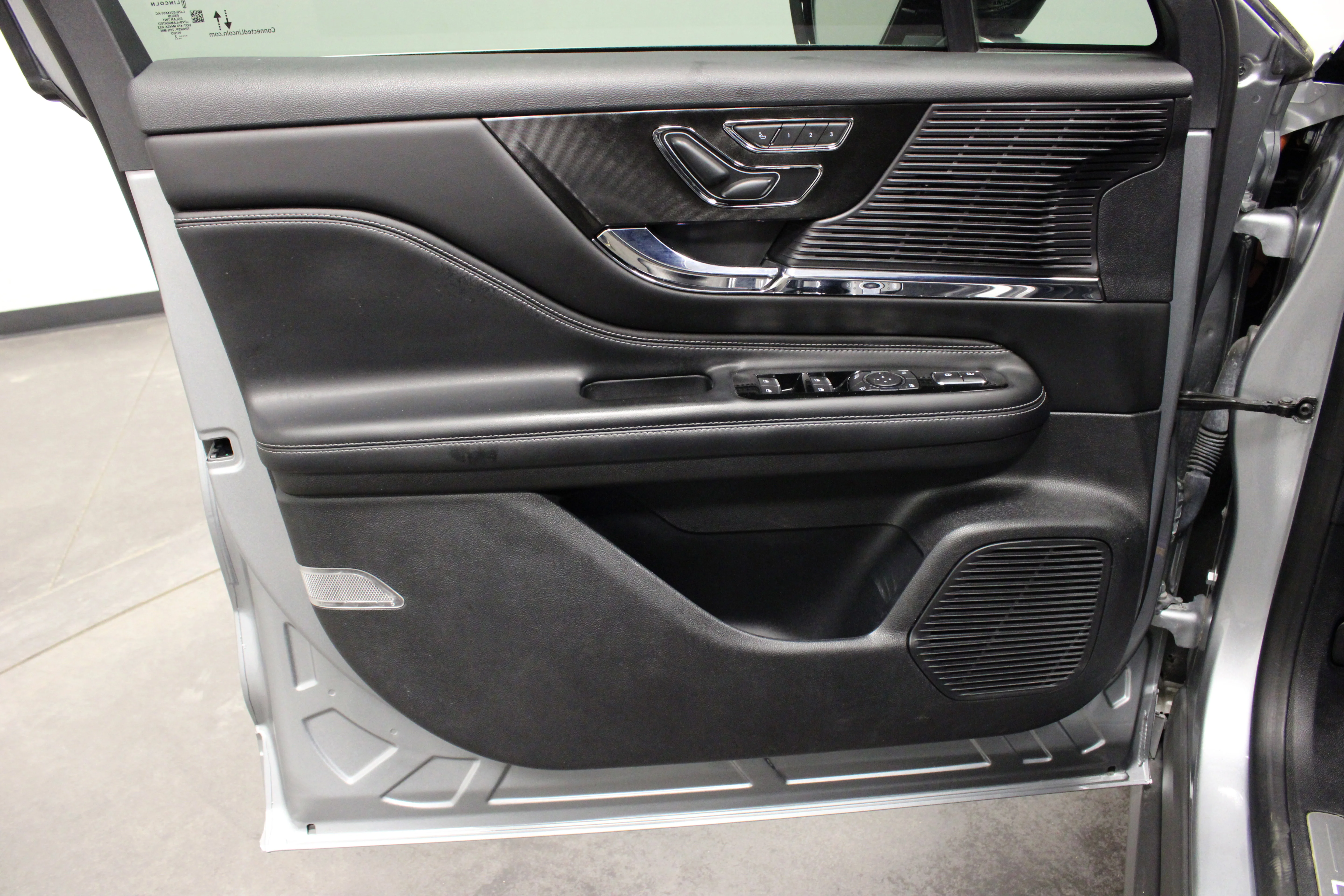 Used 2022 Silver Radiance Metallic Clearcoat Lincoln Grand Touring image 19