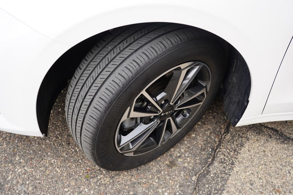 Used 2023 Snow White Pearl Kia LXS image 13