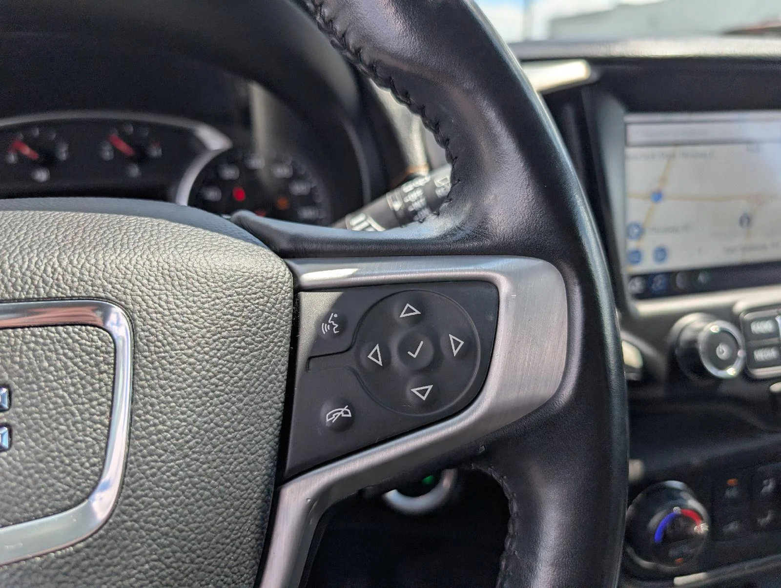 Used 2018 Graphite Gray Metallic GMC SLE image 13