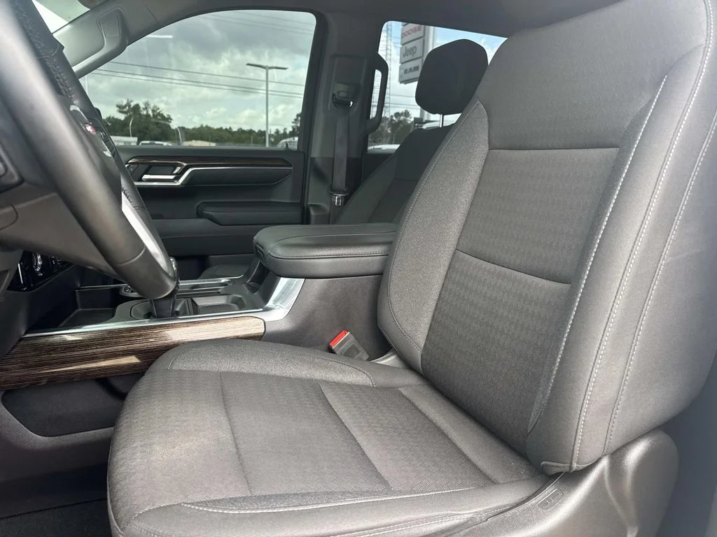 Used 2024 White GMC Elevation image 15