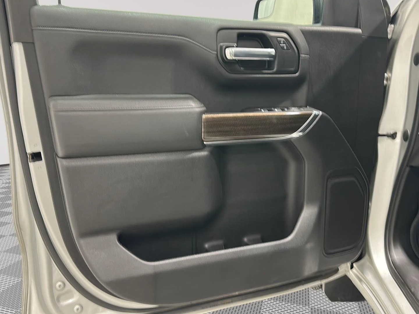 Used 2021 SILVER ICE METALLIC Chevrolet LT image 20