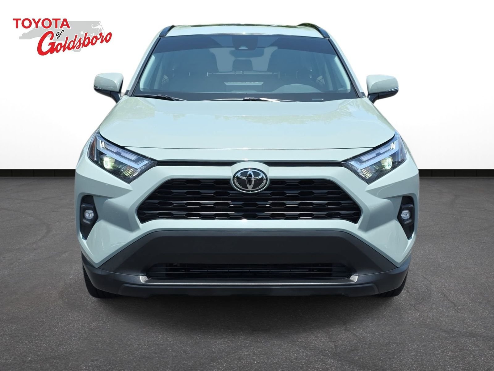 Used 2023  Toyota XLE Premium image 2