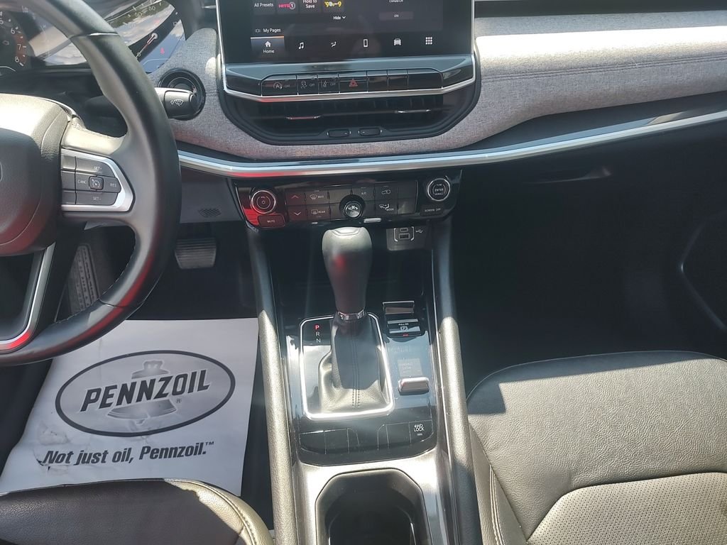 Used 2022 Silver Jeep Latitude Lux image 11