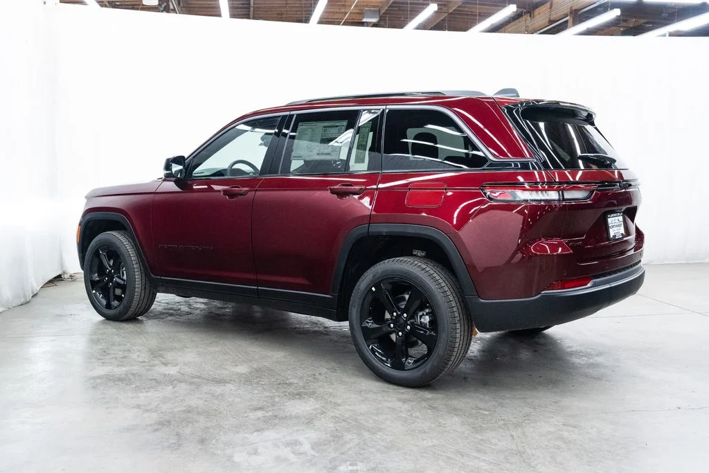 New 2026 Velvet Red Pearl-Coat Exterior Paint Jeep Limited image 4