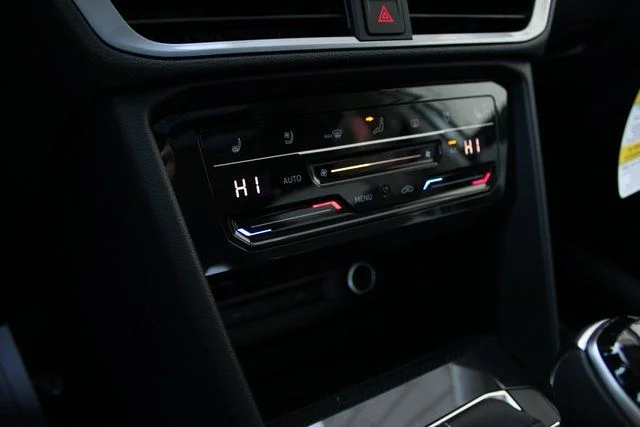 2025 Volkswagen Taos SEL - Photo 7