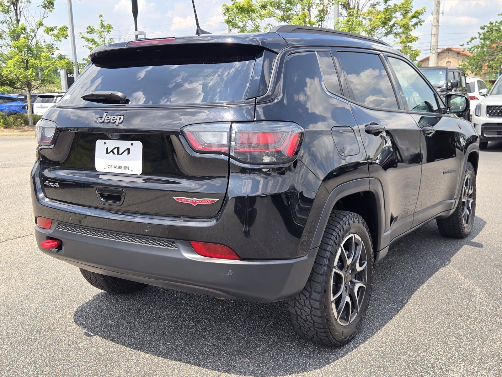 Used 2025 Diamond Black Crystal Pearlcoat Jeep Trailhawk image 5