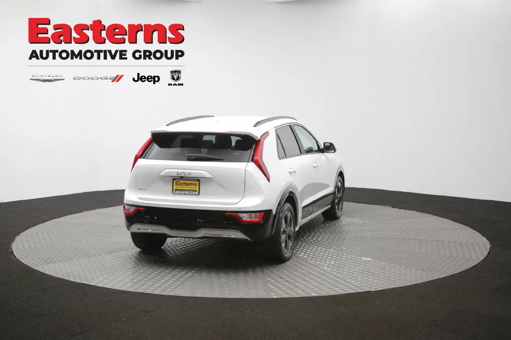 Used 2023 White Kia Wind image 34