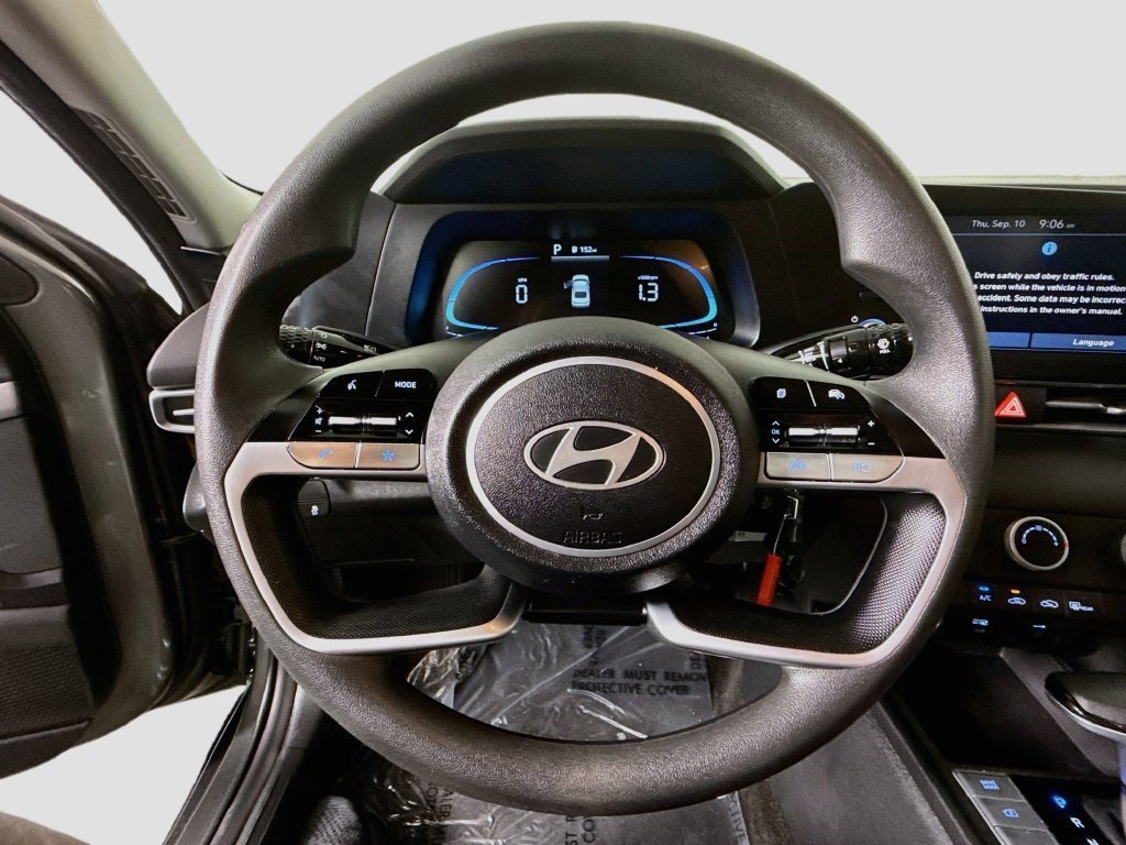 Used 2025 Amazon Gray Hyundai SE image 9