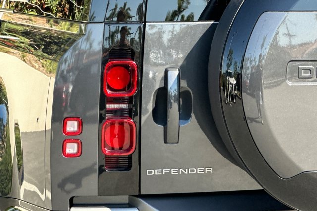 Used 2025 Gray Land Rover X-Dynamic SE image 25