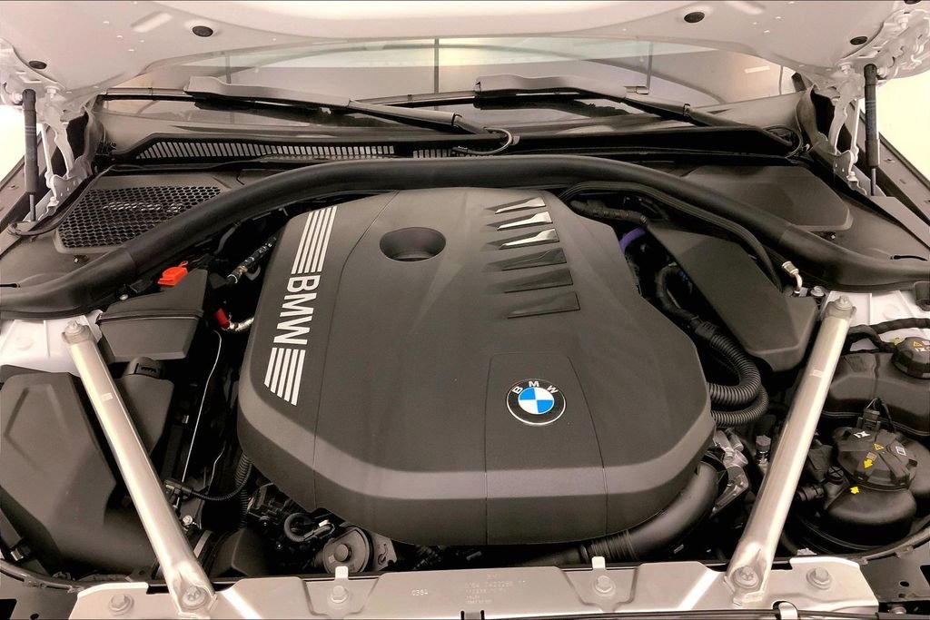Used 2025 Mineral White Metallic BMW  image 9