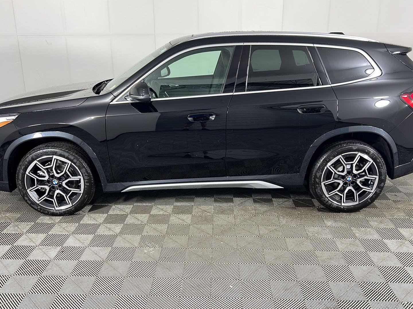 New 2026 Jet Black BMW xDrive28i image 4