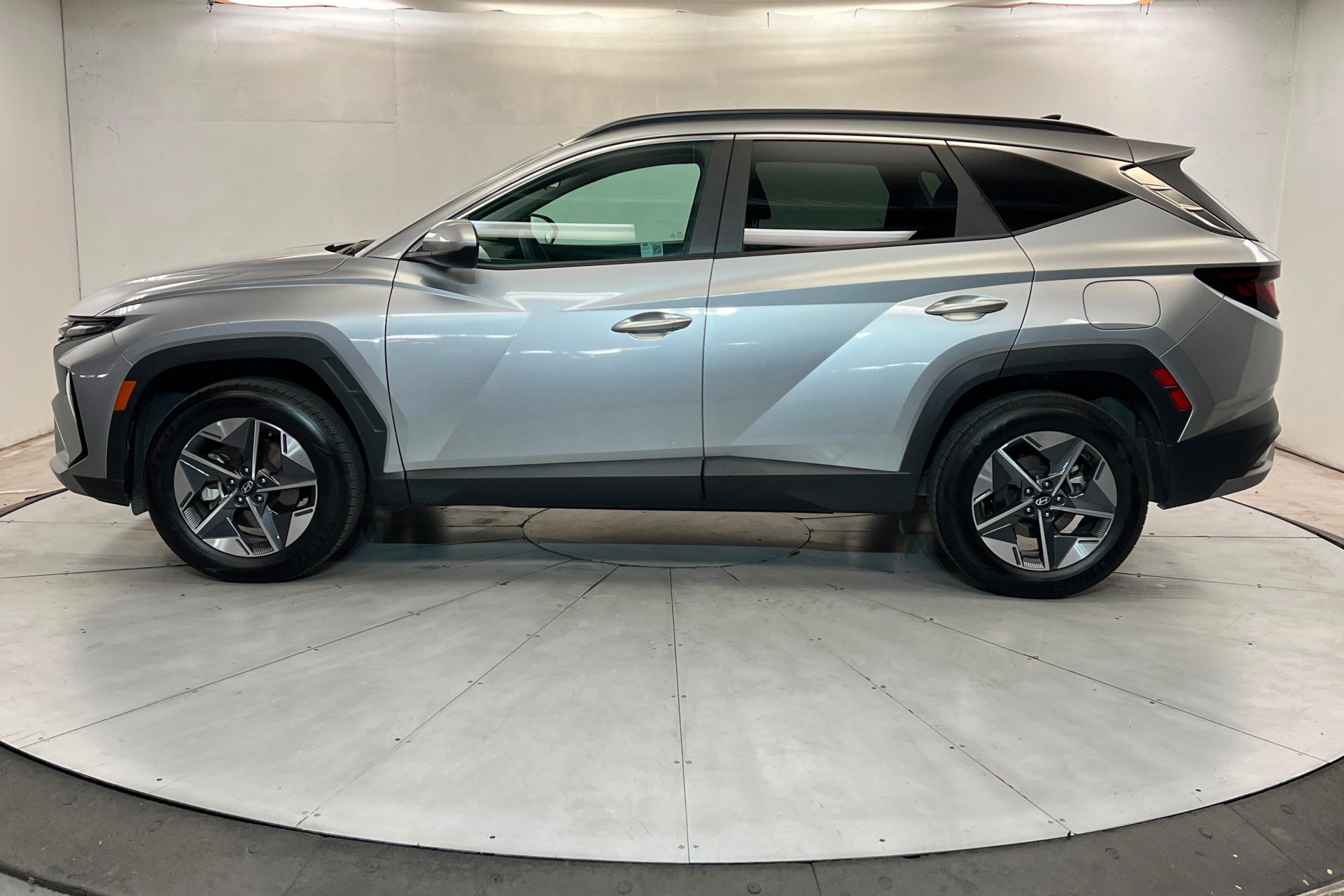 Used 2025 Shimmering Silver Hyundai SEL image 2