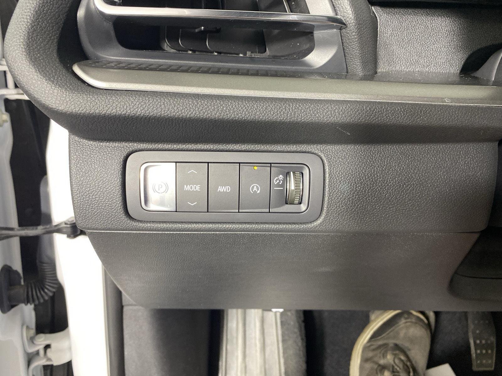 Used 2025 Summit White Chevrolet LT image 27