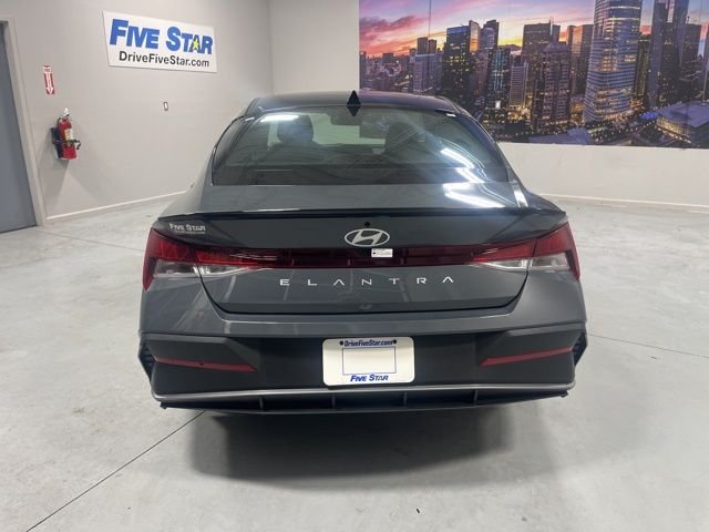 Used 2025 Gray Hyundai SEL Sport image 25