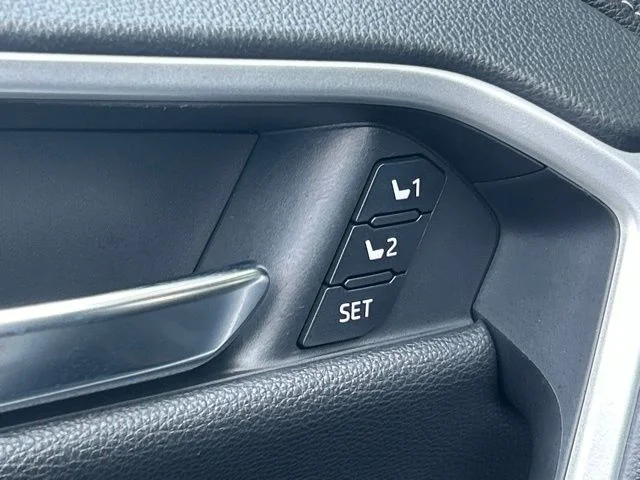 Used 2019  Toyota Limited image 18