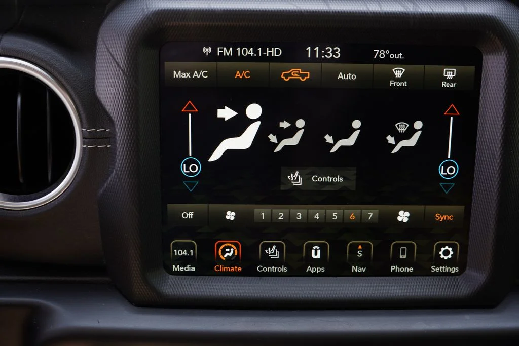 Used 2022 Silver Zynith Clearcoat Jeep Overland image 25