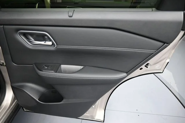 New 2026 Champagne Silver Metallic / Super Black Two-tone Nissan Platinum image 13