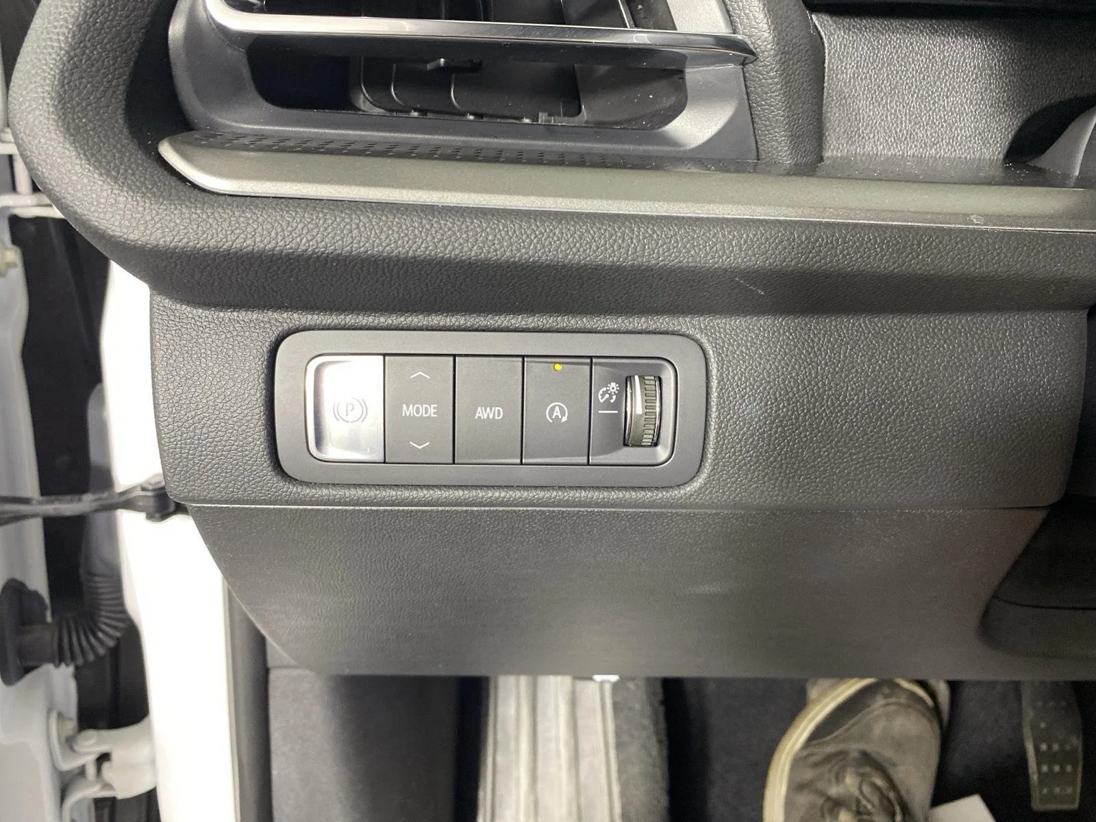 Used 2025 Summit White Chevrolet LT image 27