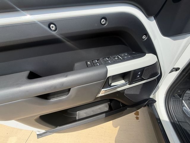 Used 2023 White Land Rover S image 11