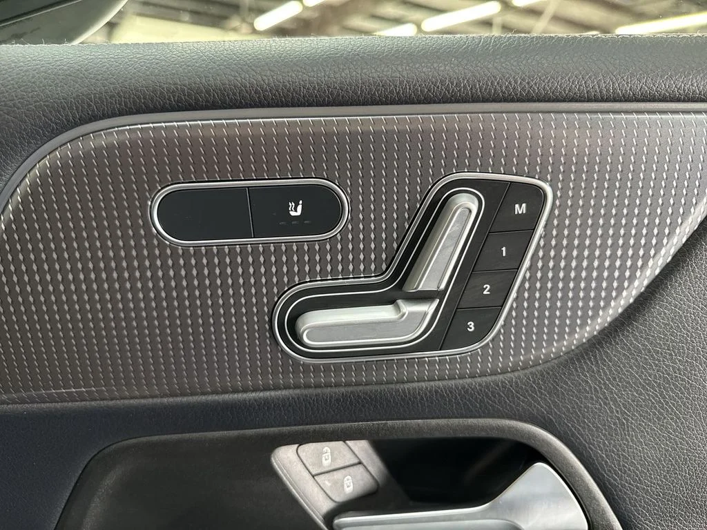 Used 2021  Mercedes-Benz GLB 250 image 19