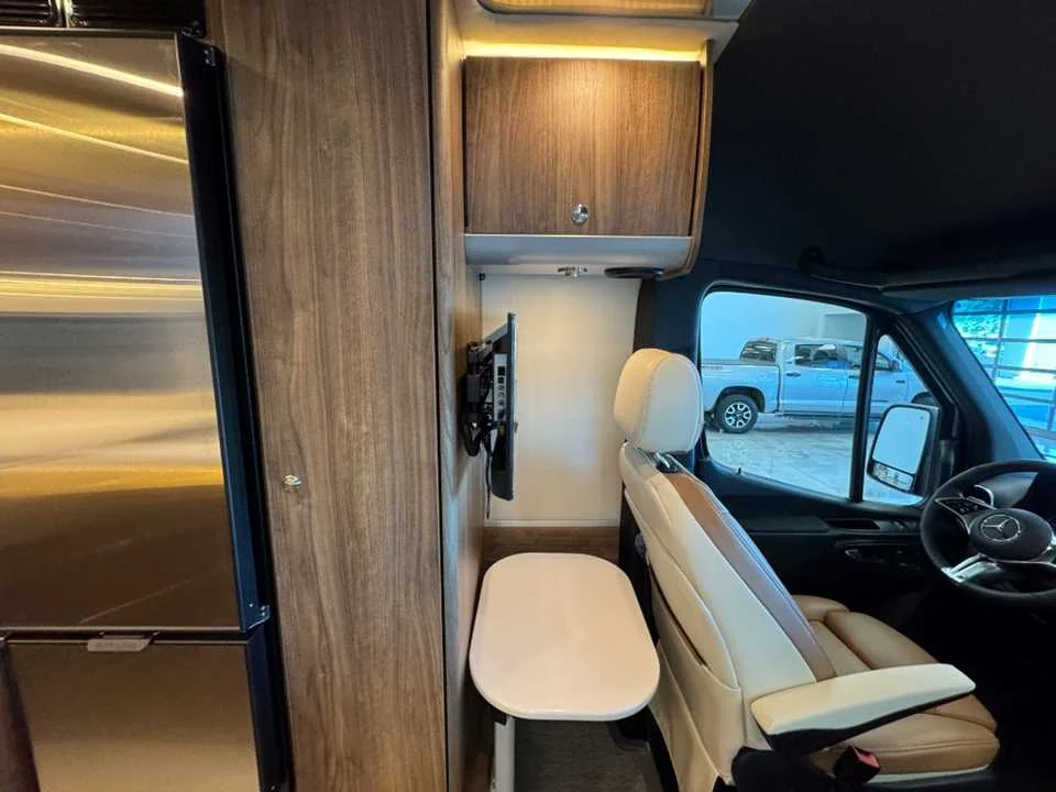 New 2027 TENORITE GREY PREMIUM METALLIC AIRSTREAM  image 17