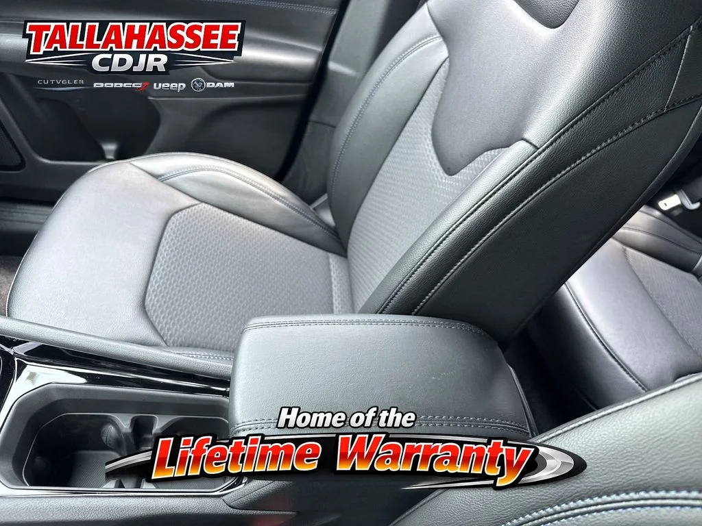 New 2026 Hydro Blue Pearl-Coat Exterior Paint Jeep Latitude image 23