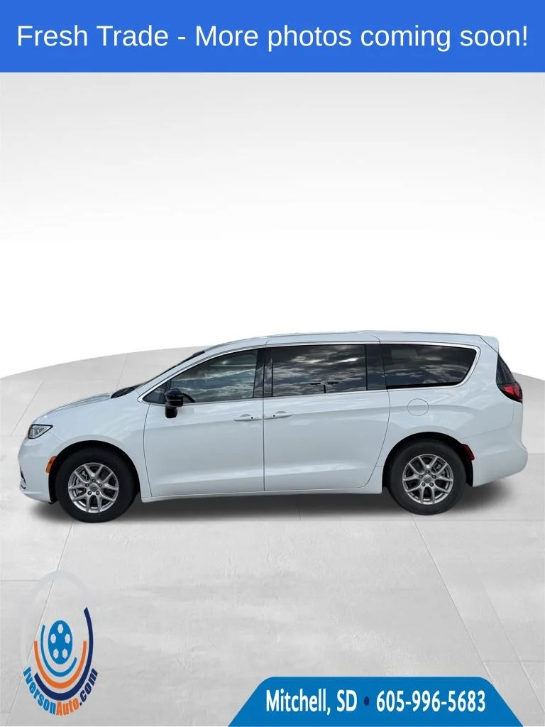 2025 Chrysler Pacifica Select's photo