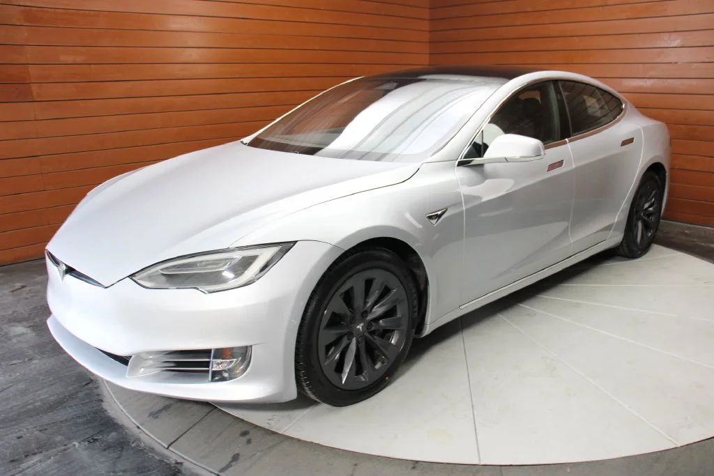 Used 2018 Obsidian Black Metallic Tesla  image 16
