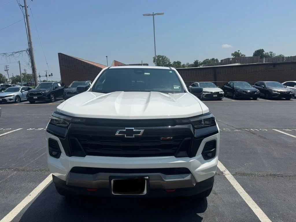 Used 2023 White Chevrolet Z71 image 9
