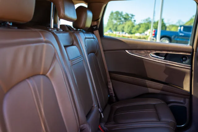 Used 2016 Luxe Metallic Lincoln Reserve image 9