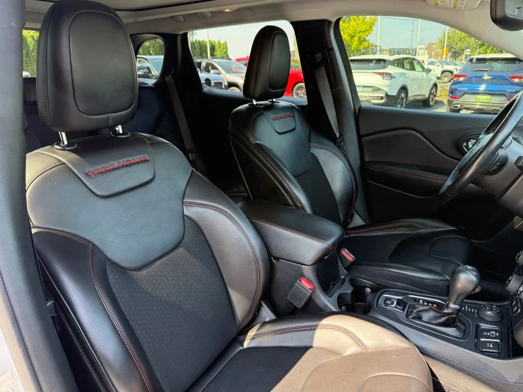 Used 2019 Bright White Clearcoat Jeep Trailhawk image 22
