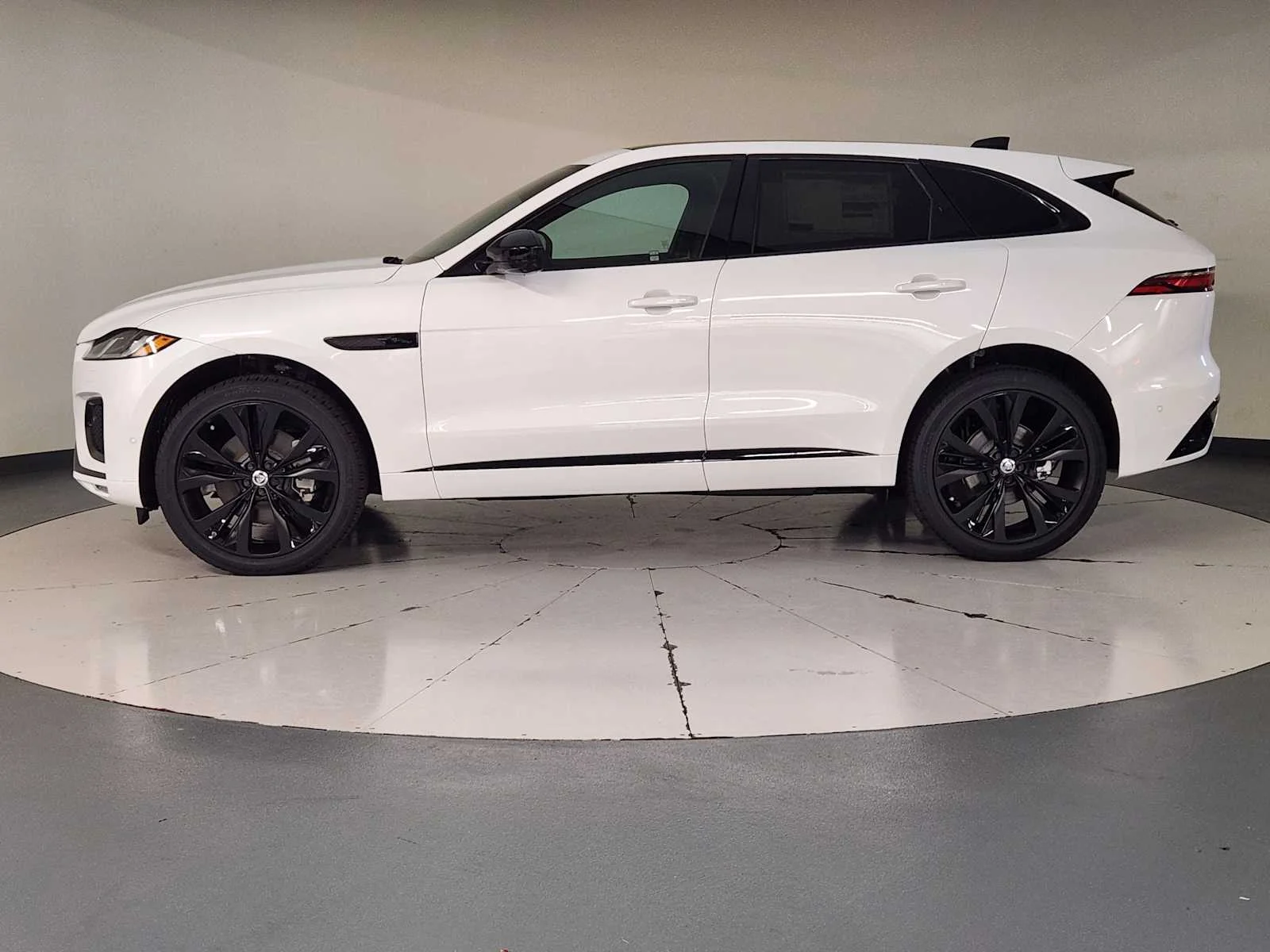 New 2026 Ostuni Pearl White Premium Metallic Jaguar R-Dynamic S image 10