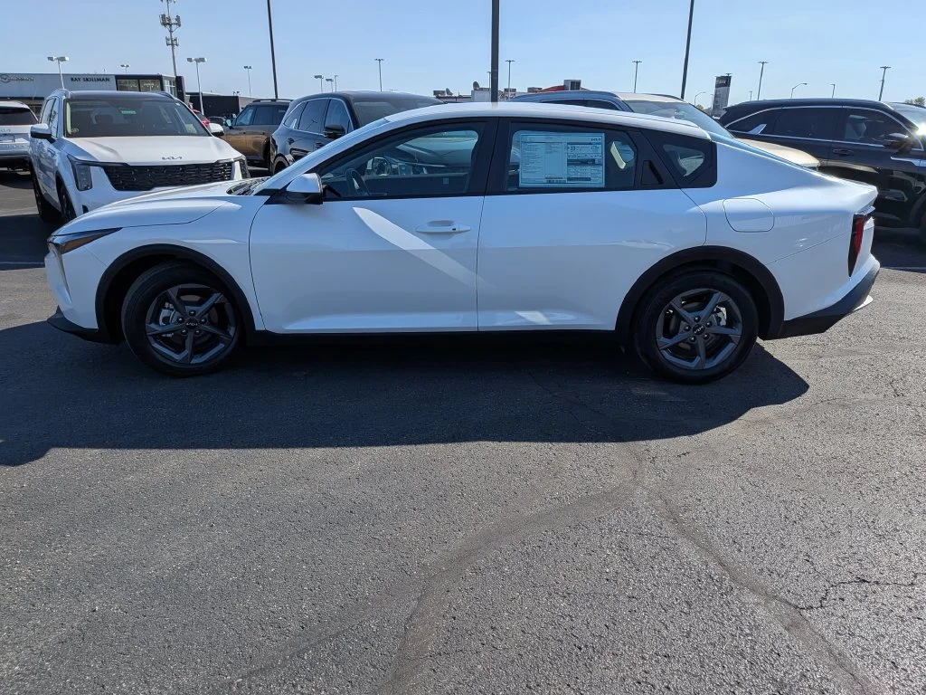 New 2027 Snow White Pearl Kia LXS image 31