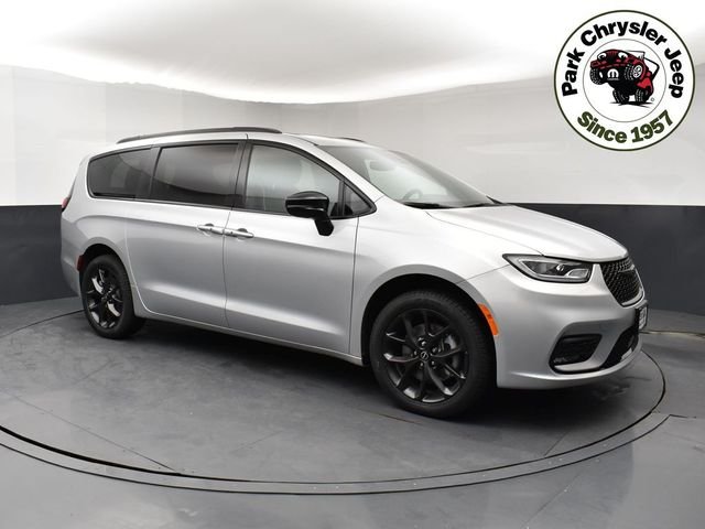 2026 Chrysler Pacifica Limited AWD's photo