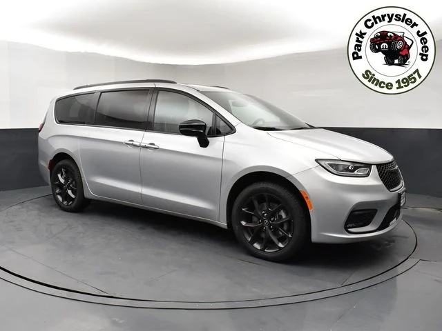2026 Chrysler Pacifica Limited AWD's photo