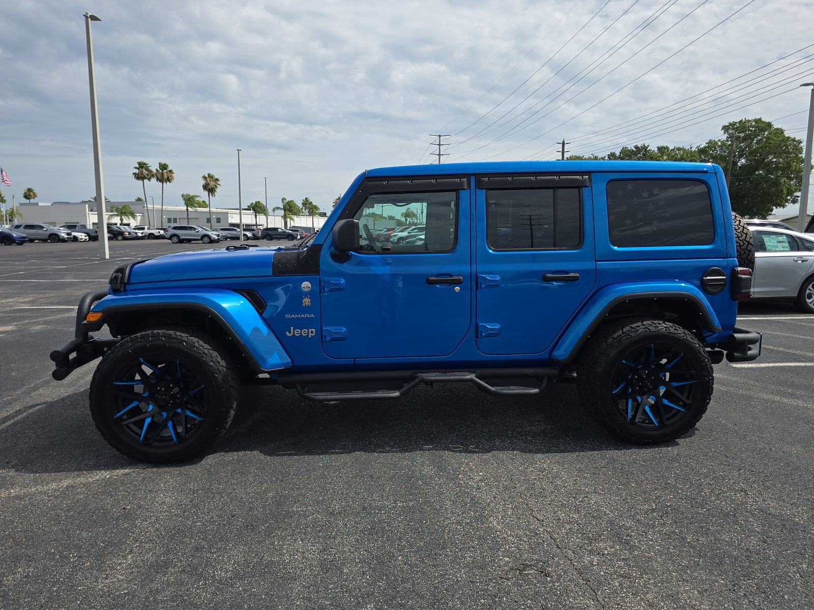 Used 2024 Blue Jeep Sahara image 6