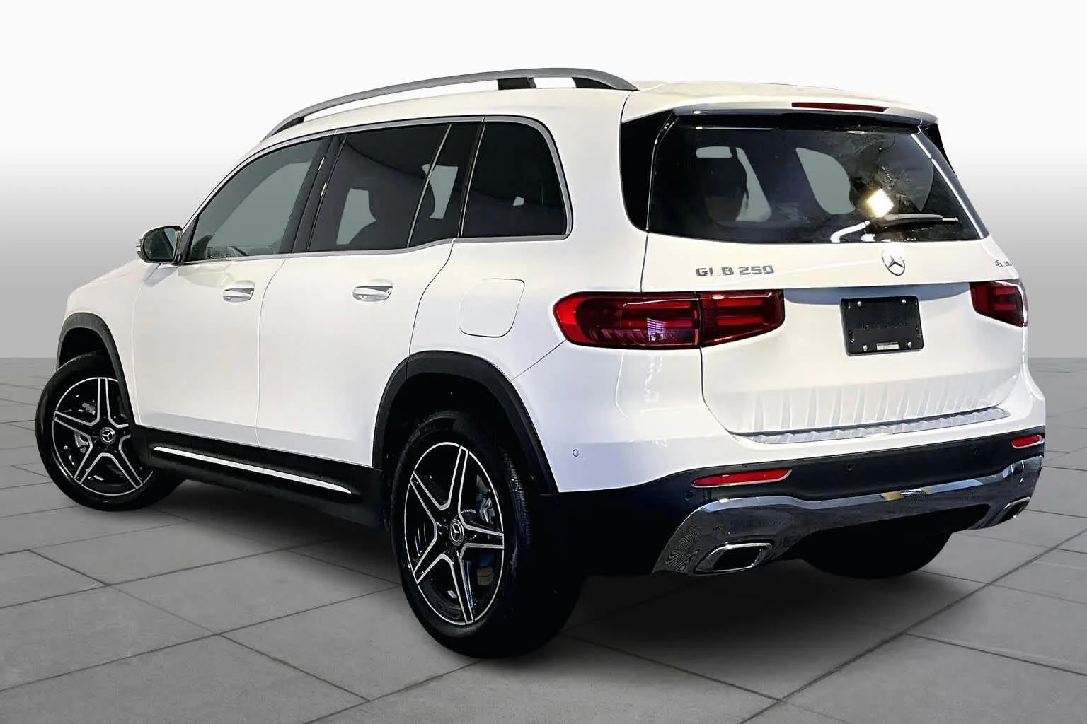 New 2026 Polar White Mercedes-Benz GLB 250 image 3