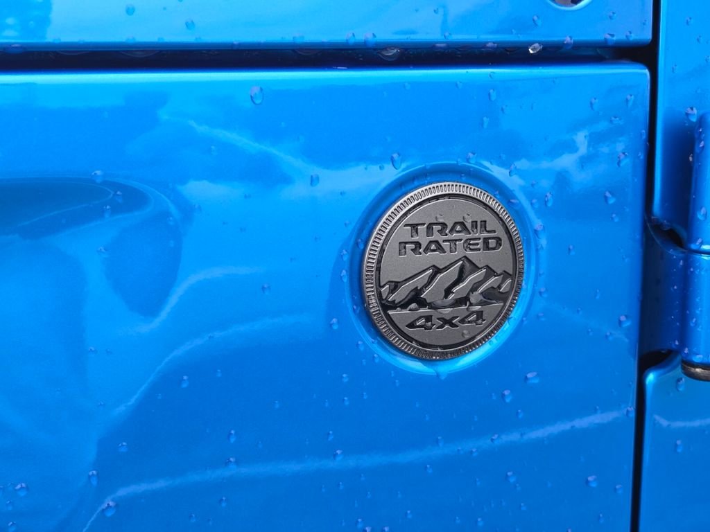 New 2025 Hydro Blue Pearl-Coat Exterior Paint Jeep Sahara image 12
