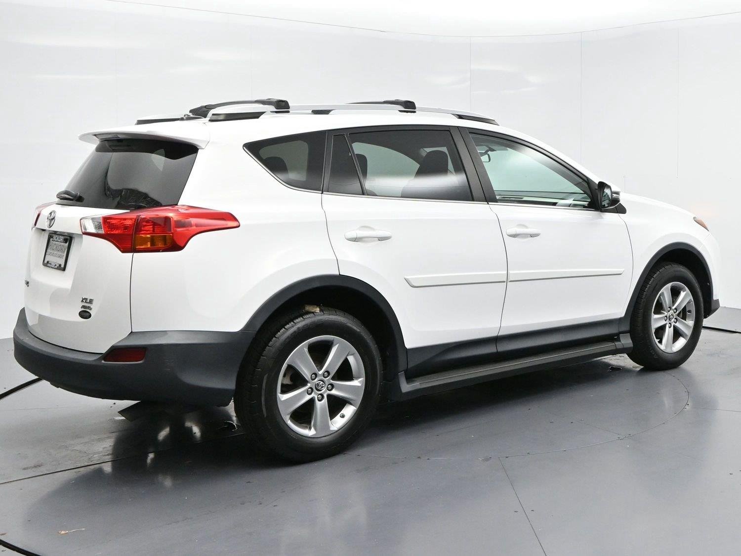 Used 2015 Super White Toyota XLE image 7