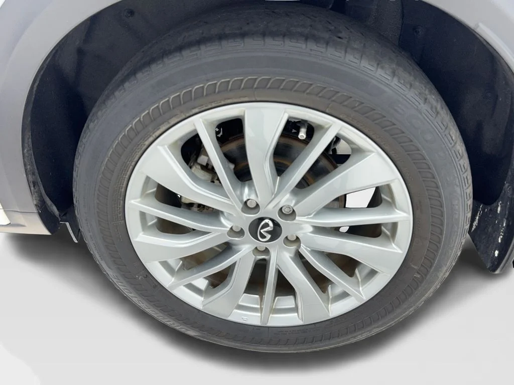 Used 2023 White INFINITI LUXE image 5