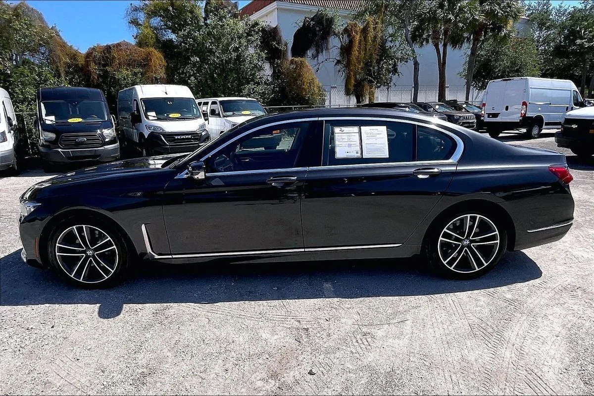 Used 2022  BMW i xDrive image 30